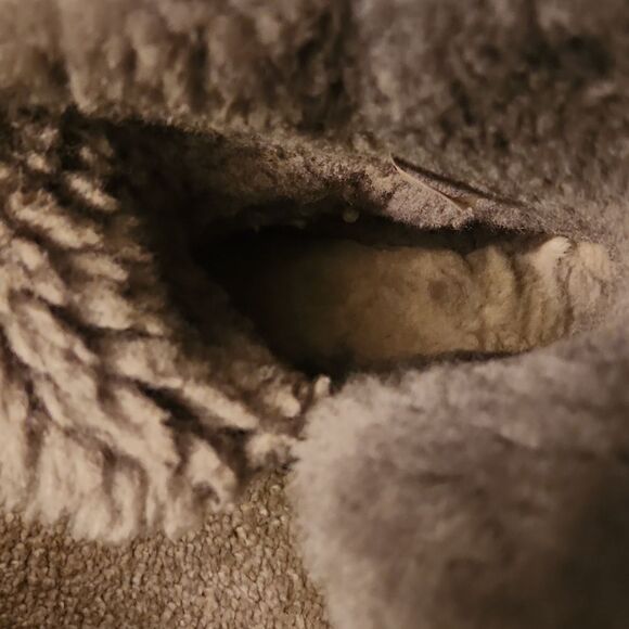 Ugg "Bailey" Button II Gray Short Suede Sheepskin Boots w/ Shearling Size 9 - Picture 10 of 13